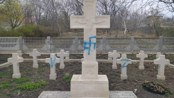 Un cimitir din orașul Fălești , vandalizat. Oamenii legii caută vinovații