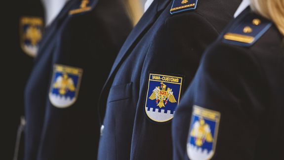 Un colaborator al Serviciului Vamal riscă să fie demis. A deținut timp de zece ani mai multe funcții simultan