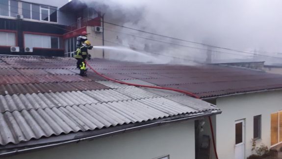 Un depozit din Chișinău a fost cuprins de flăcări. La fața locului au intervenit patru echipe de pompieri