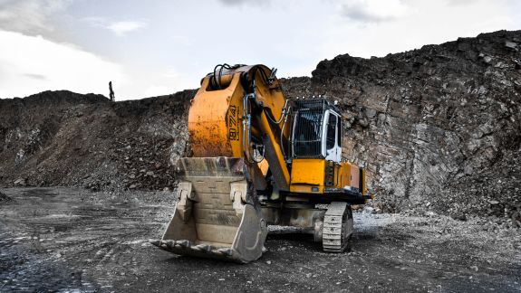 Un excavator de 42 de mii de euro,  pus sub sechestru. A fost dat în căutare de poliția din Marea Britanie (VIDEO)
