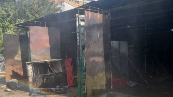 Un garaj din sectorul Botanica a fost cuprins de flăcări (FOTO)