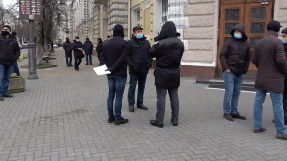 Un grup de muncitori ai unei companii de construcții s-au adunat nemulțumiți în fața Primăriei Chișinău: „Riscăm să rămânem fără de lucru” (LIVE)