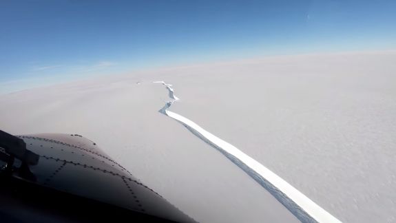 Un  iceberg uriaș s-a desprins de Antarctica. Procesul a început acum 10 ani (VIDEO)