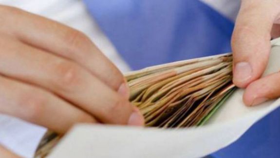 Un lector universitar i-ar fi cerut unui student 1500 de lei pentru a-i elibera livretul militar, dar a ajuns pe mâna oamenilor legii