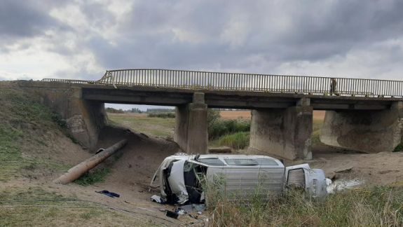 Un microbuz s-a prăbușit de pe un pod, la Ungheni. Șoferul a decedat, iar fiica sa a fost rănită (FOTO)
