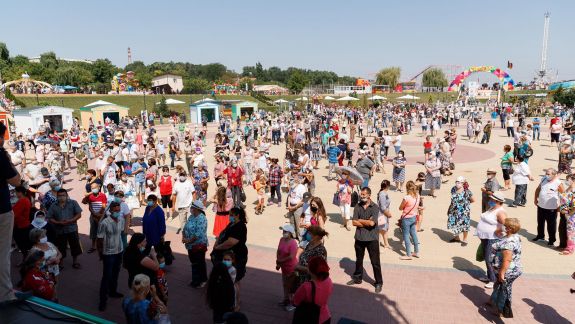 Un nou protest la „OrheiLand”. Ghidați de Tauber, oamenii strigă „Jos Chicu, jos Dodon”. UPDATE: Caruselele au fost pornite (LIVE)