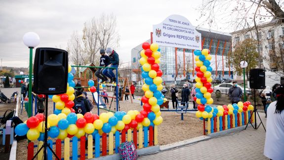 Un nou teren de joacă pentru copii, amenajat în orașul Căușeni la inițiativa deputatului Platformei “Pentru Moldova”, Grigore Repeșciuc