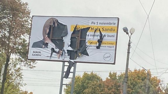 Un panou al Maiei Sandu, vandalizat la Ocnița. PAS anunță că a sesizat poliția