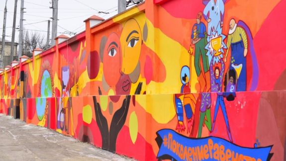 Un perete din Chișinău vorbește despre stoparea violenței în rândul femeilor. O pictură murală a fost inaugurată pe gardul RTEC (FOTO)