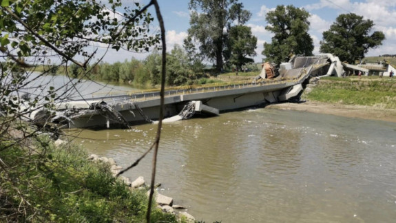 Un pod rutier din România, recent renovat, s-a prăbușit în timp ce era traversat de mașini. O persoana a fost rănită