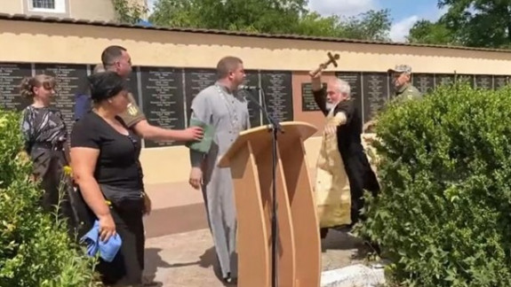 Un preot al Patriarhiei Moscovei a atacat un preot al Bisericii Ortodoxe Ucrainene, la o înmormântare (VIDEO)