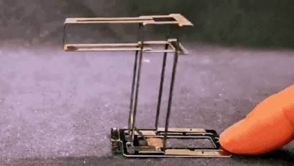 Un robot chirurgical minuscul ar putea ajuta doctorii în operații complexe