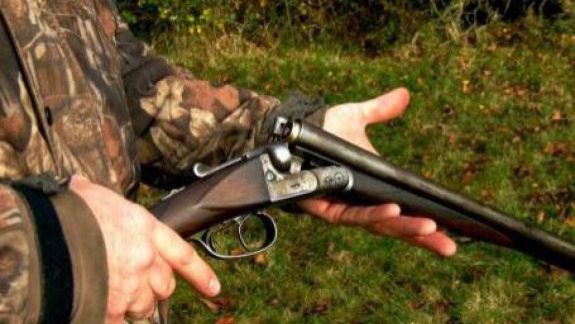Un tânăr s-a ales cu dosar penal pentru că deținea ilegal o armă de vânătoare