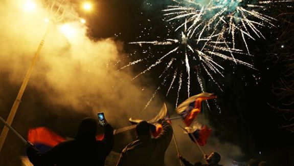 Unii locuitorii din republicile separatiste Donețk și Lugansk au sărbătorit recunoașterea acestora cu focuri de artificii (VIDEO)
