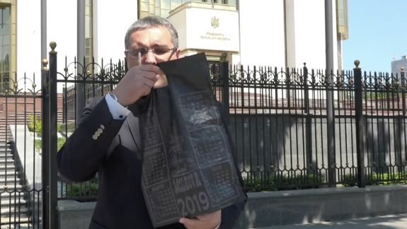 Usatîi i-a adus lui Dodon o pungă cu calendar, iar în ea - Codul Penal: „Culiocul” a devenit simbolul corupției în R. Moldova
