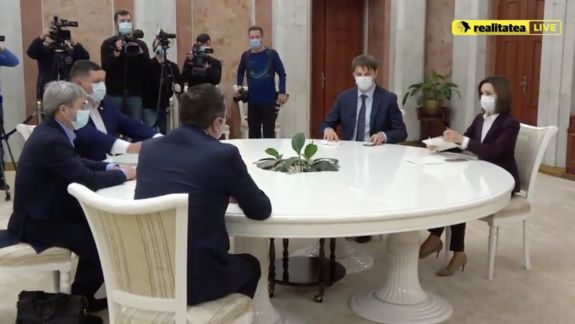 Ușile Președinției, deschise pentru socialiști: Reprezentanții PSRM au venit primii la discuții cu Maia Sandu (VIDEO)