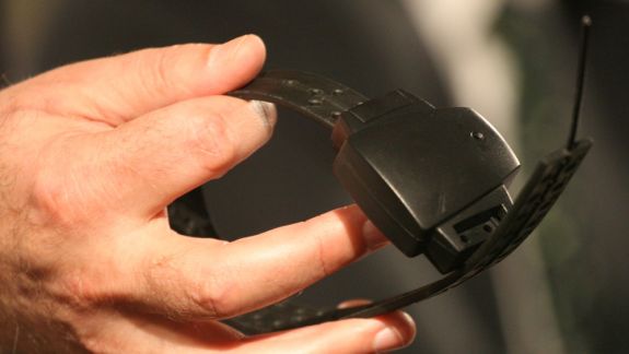 Victimele violenței în familie vor fi protejate prin dispozitive electronice: Agresorii vor purta brățări ce vor indica pe alte dispozitive apropierea lor