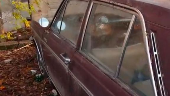VIDEO. Fostă mașină a lui Nicolae Ceaușescu, abandonată pe o stradă din București