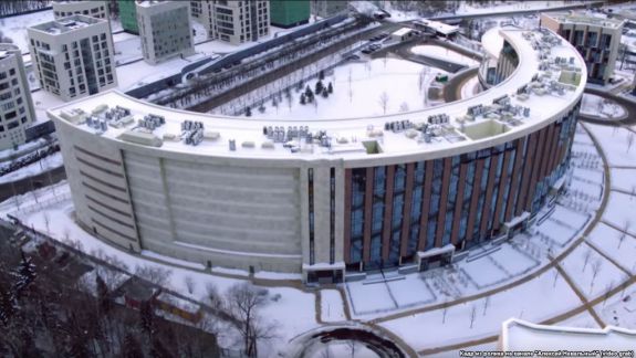 VIDEO. Rusia: Un bloc locativ a fost construit fără ferestre spre sud, ca locatarii să nu poată vedea vila de lux a vicepremierului