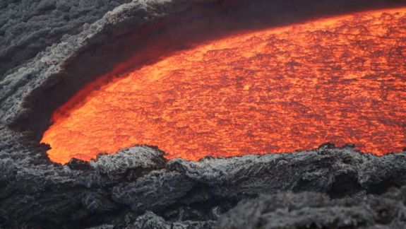 VIDEO. Un flux de lavă, după erupția vulcanului Etna, fascinează vizitatorii