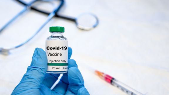 Voluntar vaccinat anti-COVID-19, testat pozitiv la patru luni după ce a primit doza