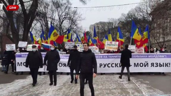 Zeci de oameni au ieșit în stradă să „apere limba rusă”, la Bălți.  Manifestanți: „Nu suntem colonie românească” (VIDEO)