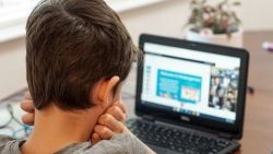 În șase școli din țară vor fi aplicate standarde de protecție a copiilor de riscurile din mediul online. În timp, acestea vor fi obligatorii în toată țara