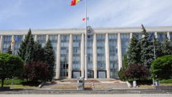 Angajații transferați în alte funcții, în urma reorganizării unor ministere, ar putea primi diferența de salarii. Proiectul, aprobat în prima lectură