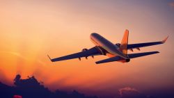 Ceața le-a dat planurile peste cap. Un avion de pe cursa București - Chișinău a aterizat de urgență la Iași