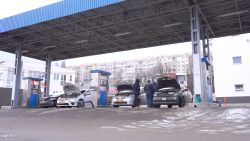 „Cheile la bază” sau „Jos prețul la metan!”: Șoferii de taxi, divizați între protestele din fața Guvernului și rândurile la gazul „de aur” (VIDEO)