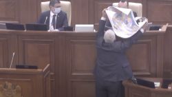 După ce a rupt-o, a primit alta nouă. Vicepreședintele Parlamentului, Vlad Batrîncea a primit în dar harta României Mari (FOCUS)