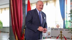 „Ei nu costă nimic pentru a întreprinde presiuni asupra lor”. Lukașenko a votat și și-a discutat oponenții