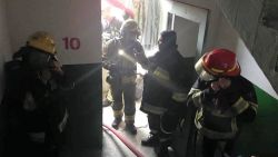 Incendiu de proporții la Edineț. 19 persoane au fost evacuate dintr-un bloc cuprins de flăcări