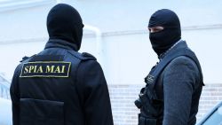 Înscrisuri de ciornă, suporturi optice și obiecte de valoare, confiscate de procurorii anticorupție de la domiciliul unui ex-director al Moldtelecom
