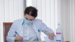 Modificări în Protocolul Clinic Național pentru tratarea COVID-19: Carantină redusă de la 14 zile la 10 zile, noi criterii de revenire la muncă și mai multe remedii antivirale incluse