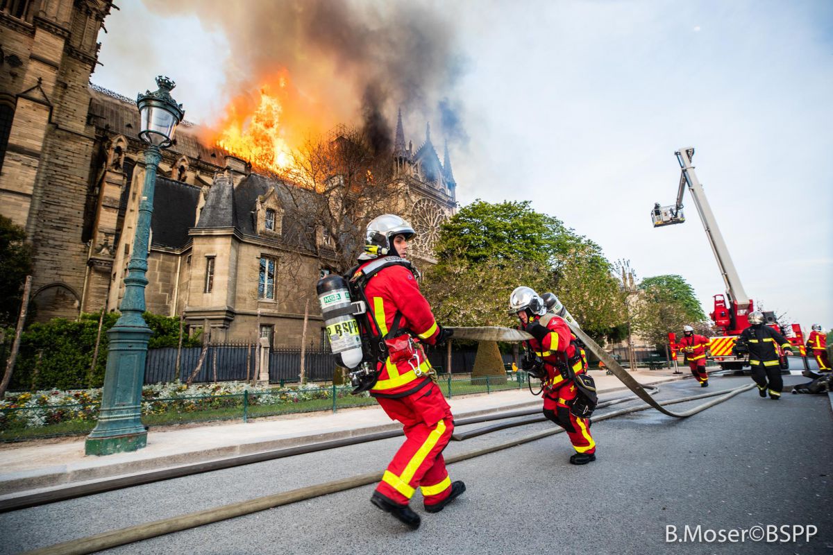 Incendiul de la Notre-Dame, în poze. Iată fotografiile care vorbesc de la sine (FOTO)