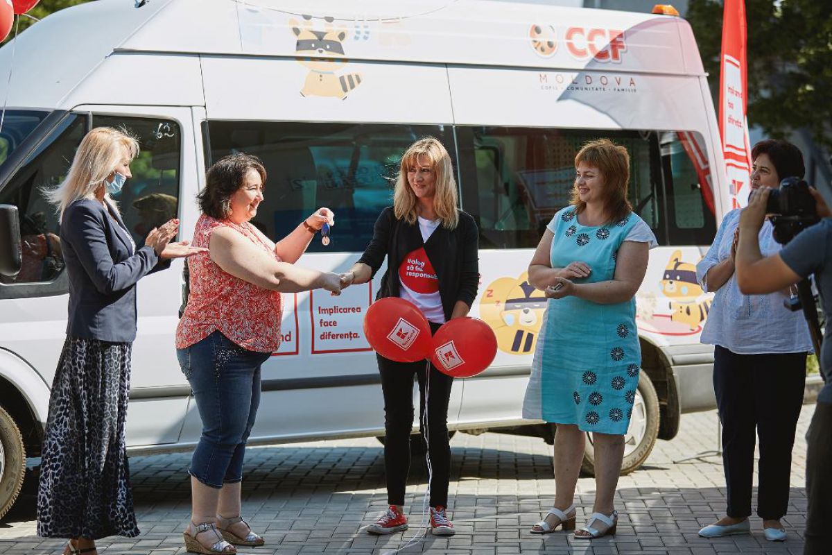 Copiii Casei Comunitare din Chișinău, de azi mai fericiți: Vor putea exploata lumea înconjurătoare cu ajutorul unui microbuz dotat și utilat special pentru ei