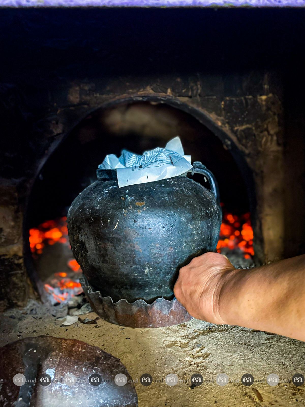 Tradiția cozonacilor rumeniți pe vatră, păstrată la Ghindești. Talentul unei gospodine iscusite, imortalizat în imagini savuroase (GALERIE FOTO)