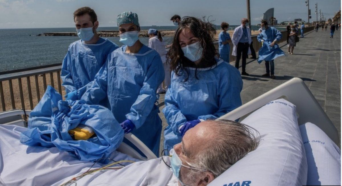 Pacienții din Spania, care se vindecă de coronavirus, sunt duși pe litoralul mării (GALERIE FOTO) 