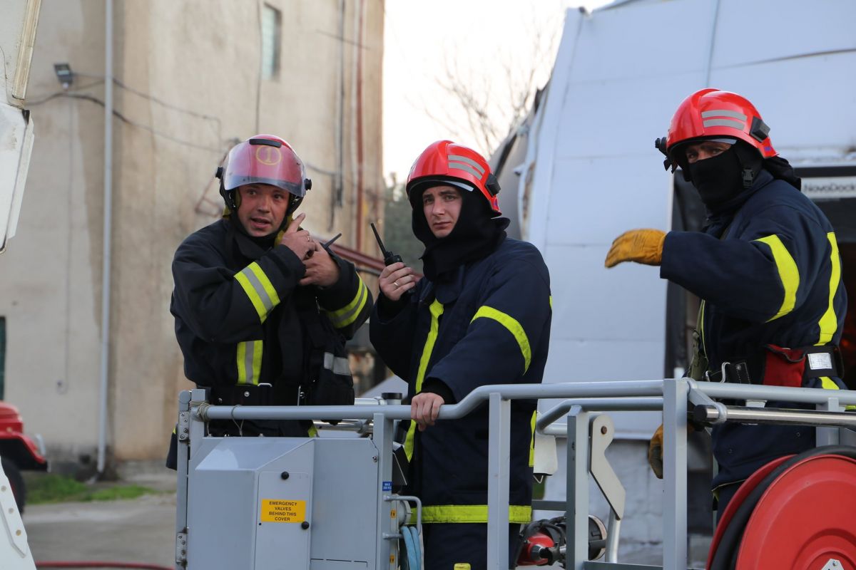 Incendiul de la depozitul de vopsea de pe strada Calea Basarabiei, în imagini: Zeci de pompieri și tehnică, în lupta cu flăcările (GALERIE FOTO)