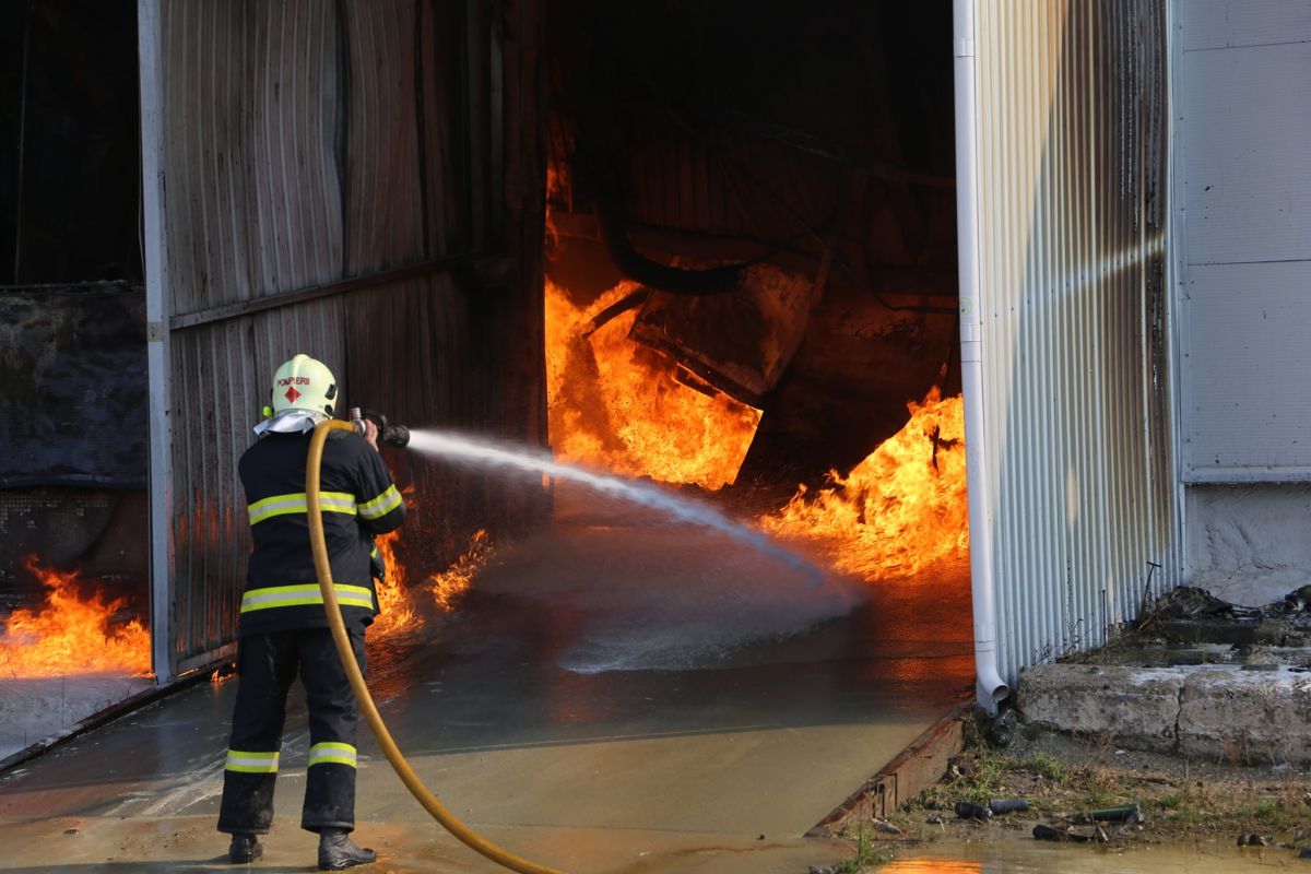 Incendiul de la depozitul de vopsea de pe strada Calea Basarabiei, în imagini: Zeci de pompieri și tehnică, în lupta cu flăcările (GALERIE FOTO)