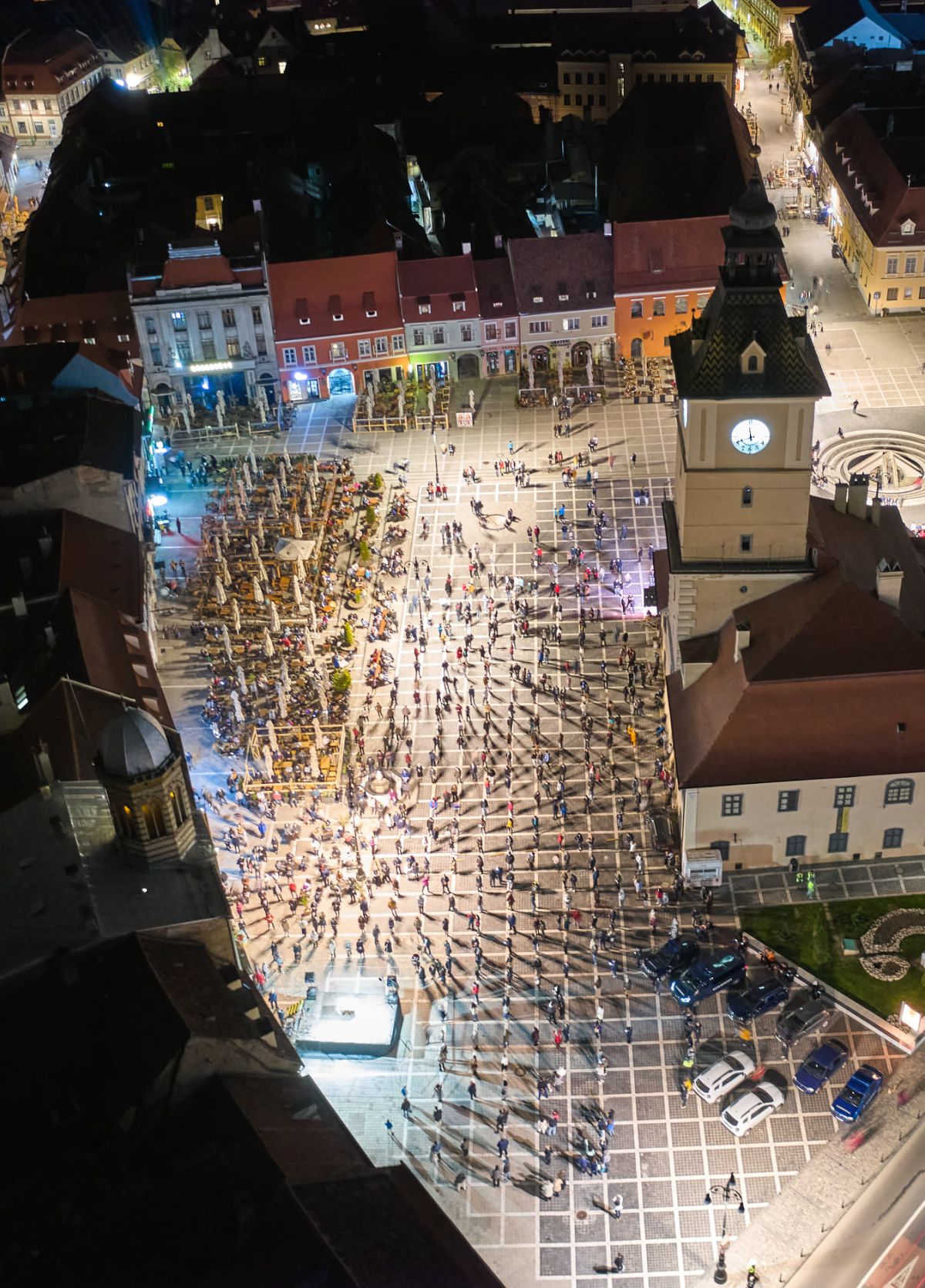 Sute de oameni s-au aliniat la slujba de Înviere din Brașov (GALERIE FOTO)
