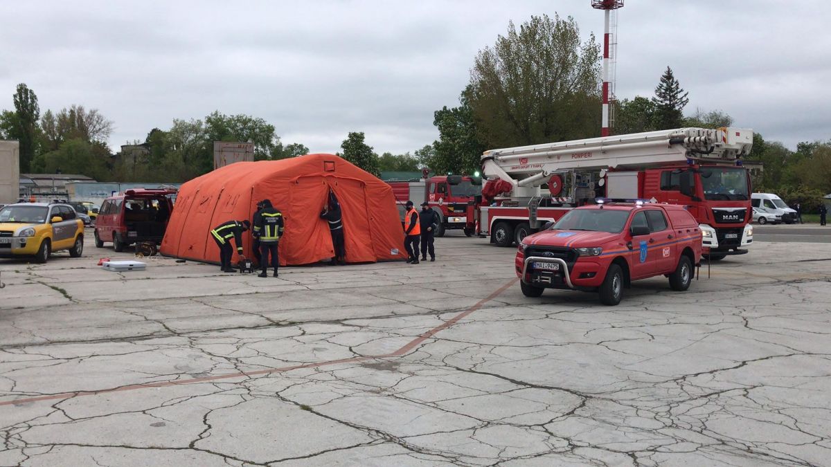 În caz că ia foc un avion, cum se intervine și cât de eficient? Pompierii și-au testat puterile pe Aeroportul Internațional Chișinău (GALERIE FOTO)
