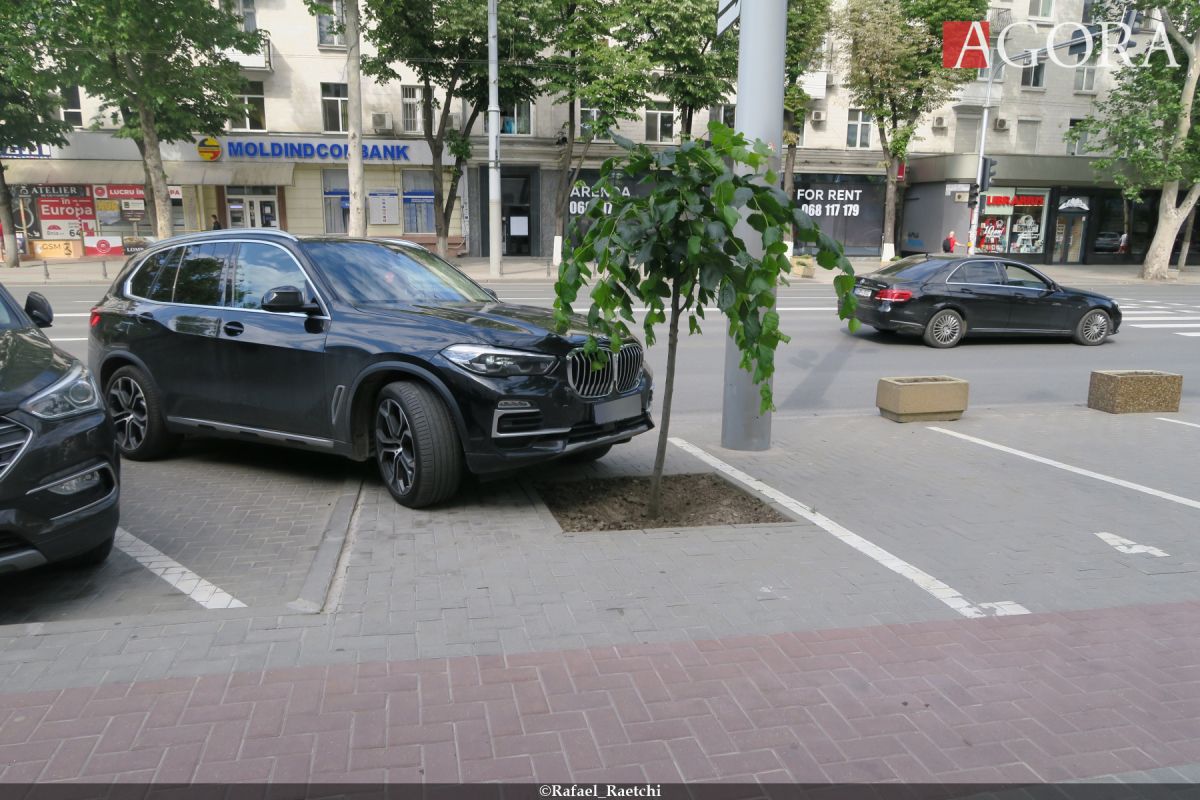 Se caută un loc de parcare sau cum trotuarele din Chișinău sunt împărțite de șoferi și pietoni (GALERIE FOTO)