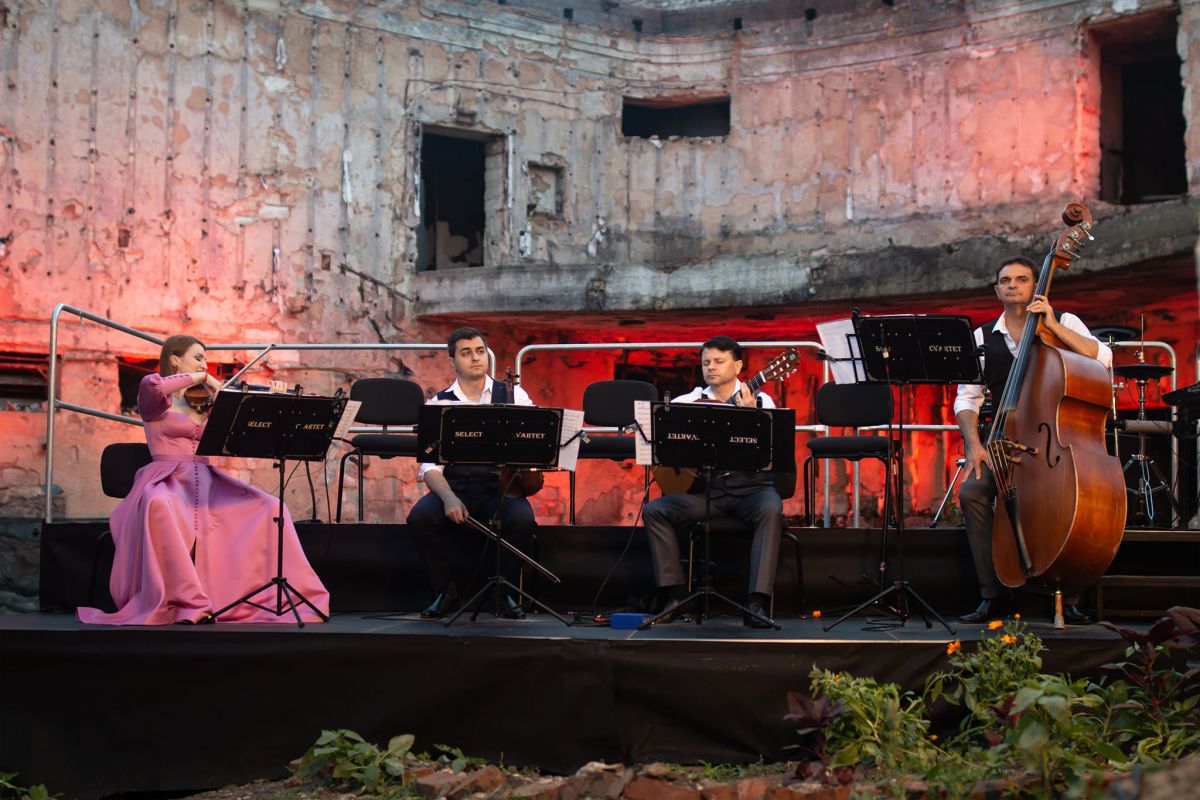 Concert printre ruine. Mai mulți artiști au evoluat în cadrul unui eveniment organizat de Filarmonica Națională (FOTO)