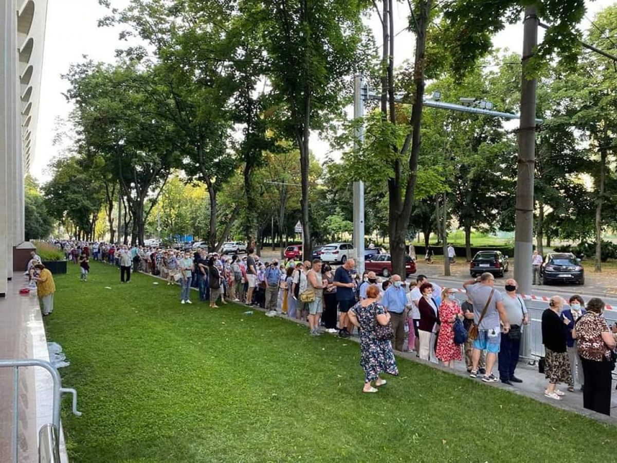 Aproape 3.000 de persoane vaccinate, în nici trei ore de maraton: La Palatul Republicii se desfășoară rapelul pentru Sputnik V (FOTO)