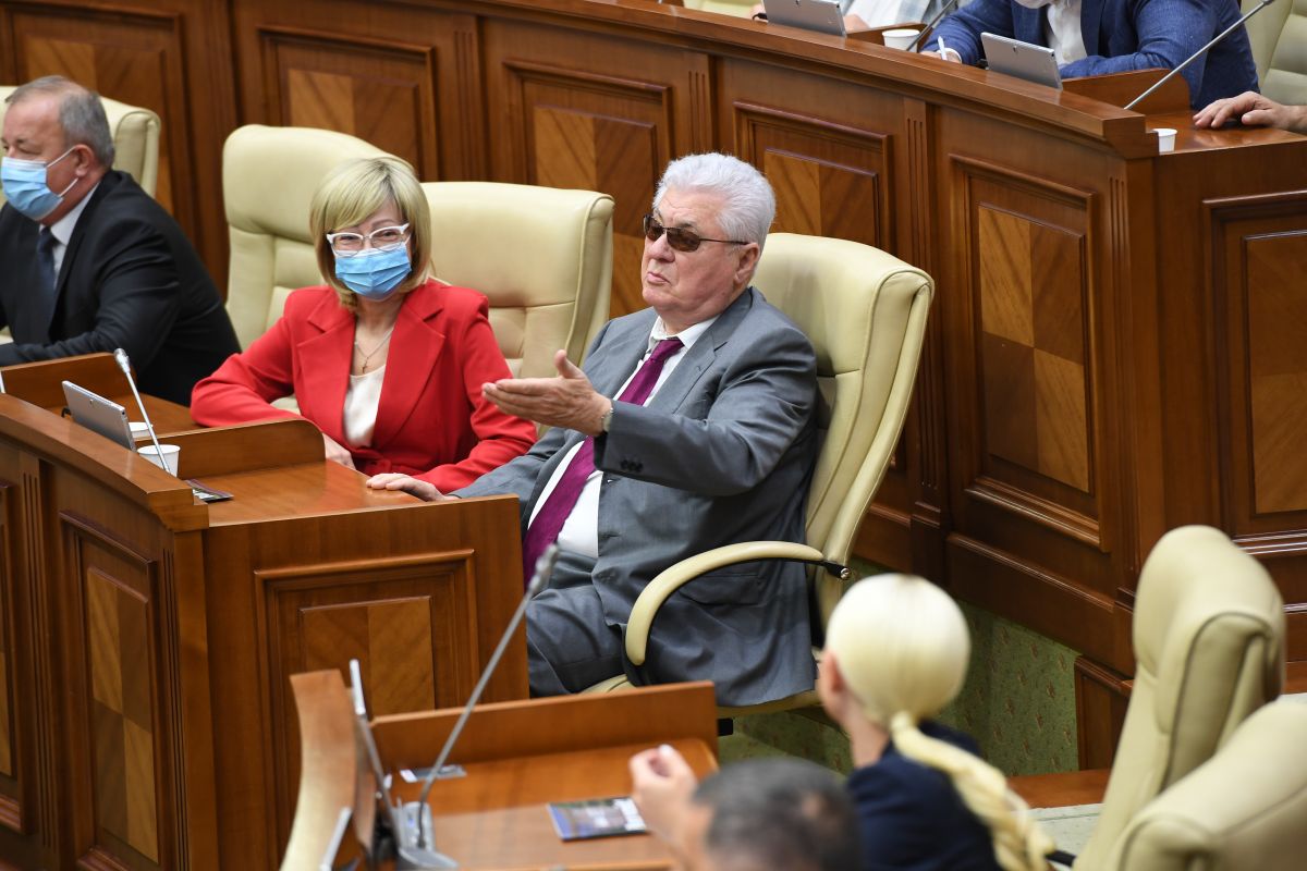 Accesoriul care a ascuns ochii lui Voronin, dar a atras privirile colegilor la prima ședință a Parlamentului nou ales (GALERIE FOTO)
