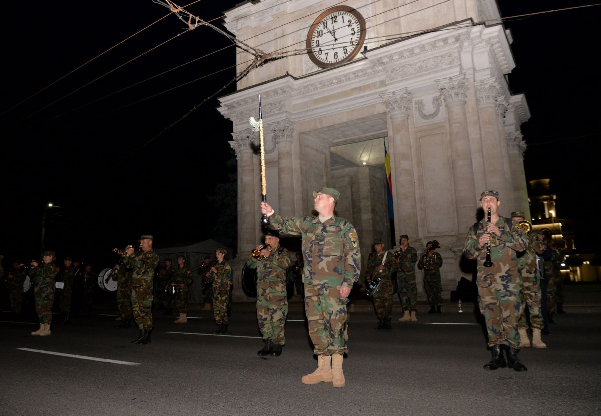 Repetiție nocturnă a militarilor pentru parada de Ziua Independenței  (GALERIE FOTO)