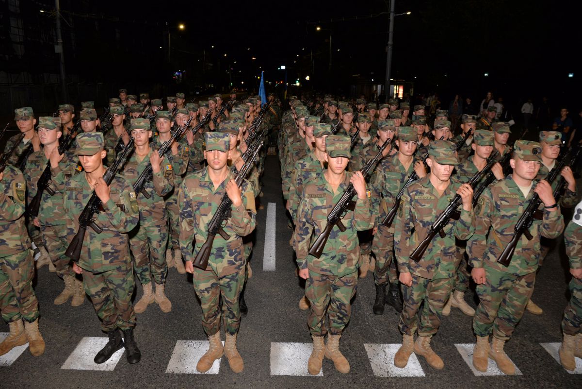 Repetiție nocturnă a militarilor pentru parada de Ziua Independenței  (GALERIE FOTO)