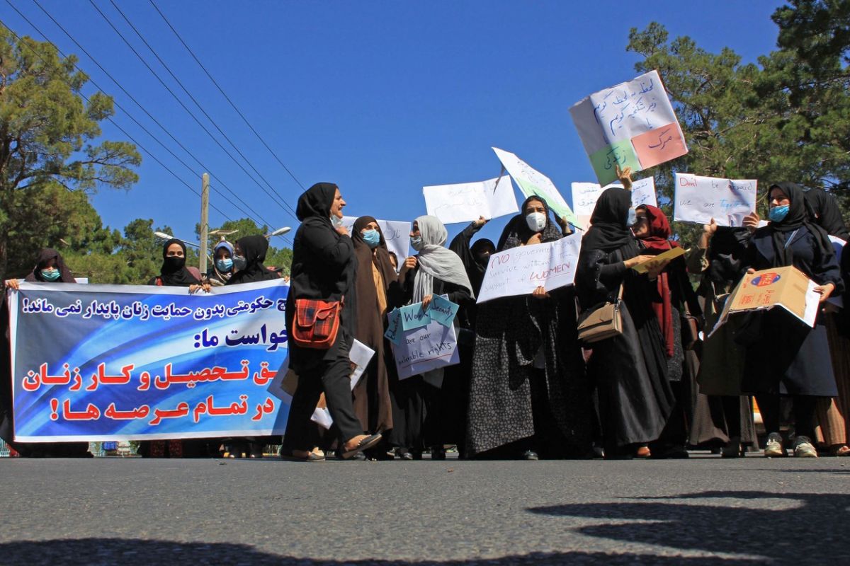 Femeile afgane au ieșit la protest: Sunt dispuse să poarte burqa dacă talibanii le vor lăsa fetele la școală (GALERIE FOTO)
